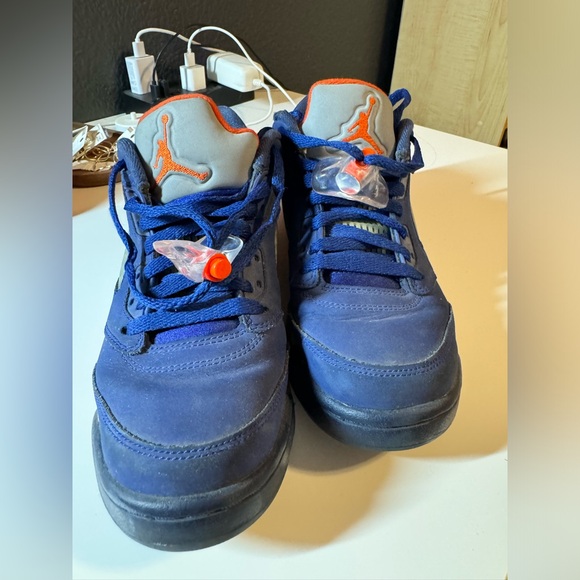 AIR JORDAN 5 RETRO LOW KNICKS (GS) BIG KIDS (DEEP ROYAL BLUE/WHITE/TEAM ORANGE) - Picture 12 of 13